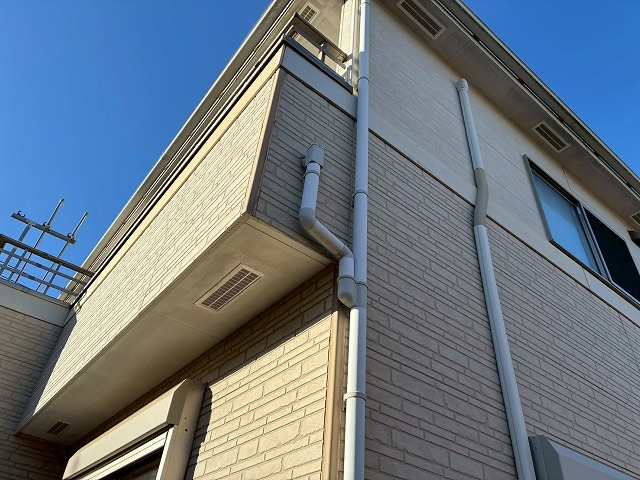 住宅の現場調査でサイディング外壁の色あせを確認