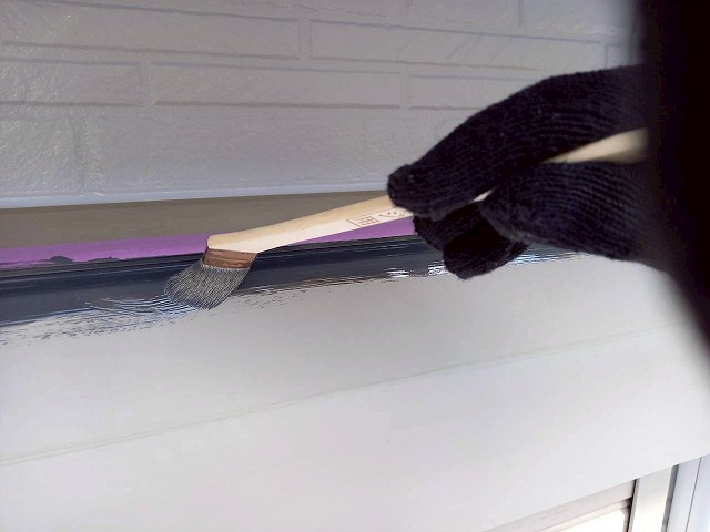 シャッターボックスへのクリーンマイルドシリコンによるハケを用いた中塗りの施工状況