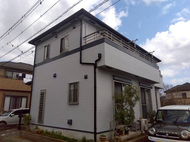 明るいグレーの外壁と黒系付帯部のコントラストが際立つ塗装完成後の外観