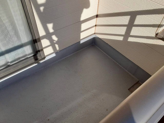 ベランダ防水のトップコートが全体的に色あせている状況