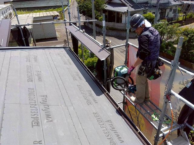 スーパーガルテクトを用いた屋根カバー工事の本体施工を開始している様子