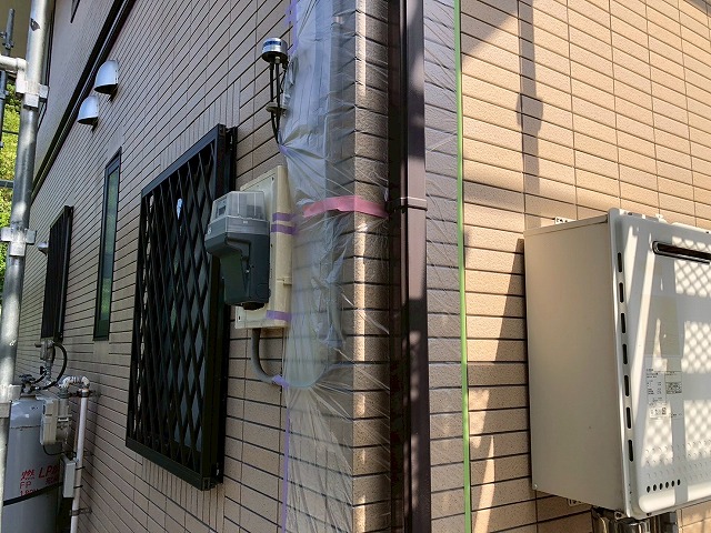 雨樋の養生作業を進めている様子