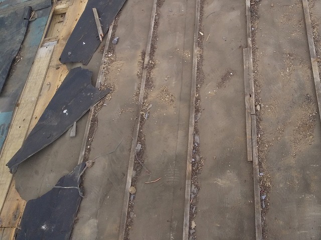 屋根葺き替え工事を行う住宅屋根下地の劣化状況