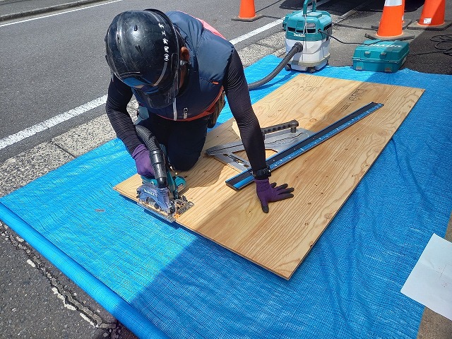 野地板補修工事で構造用合板をカット