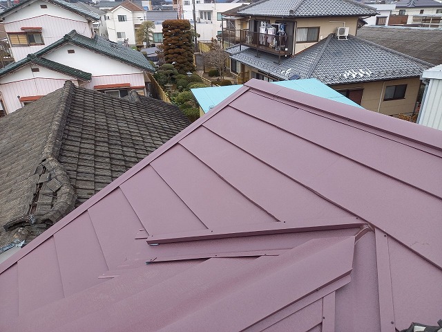 ワインレッド色の金属屋根を用いた屋根カバー工法リフォームが完成
