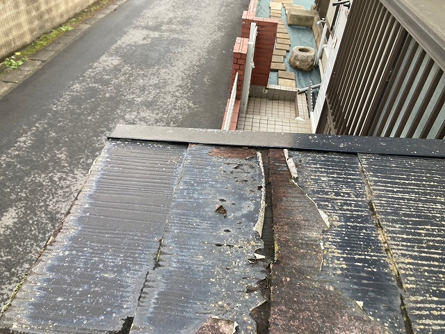 住宅のシャッターゲートのスレート屋根に勾配不足によるダメージを確認した現場調査