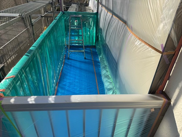 外壁塗装工事のベランダ手すりへの養生シートを用いた養生