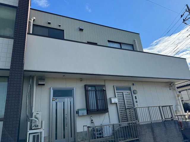 ALCと角波サイディングを組み合わせた外壁への塗装リフォームを行う住宅