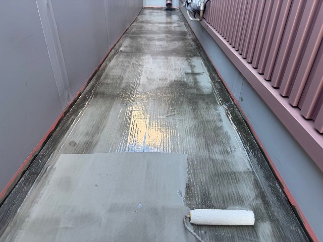 ウレタン塗膜防水工事のベランダ床面へのプライマー塗布