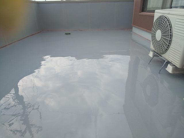 ウレタン塗膜防水工事でウレタン防水材1回目塗布が完了した状況