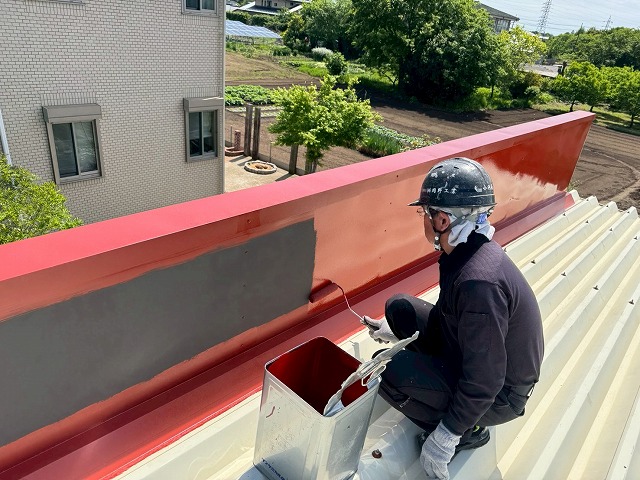 折板屋根塗装工事のSKマイルドボーセイを用いたパラペット立ち上がりへの塗装