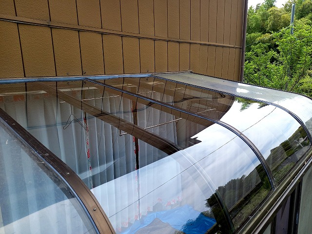 サンルーム屋根のポリカ平板とその周辺とのコーキング処理