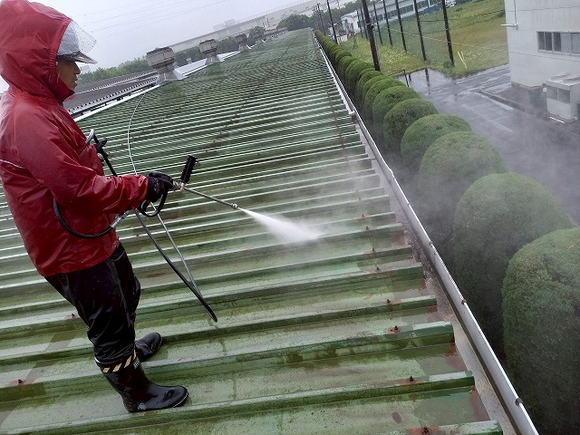 工場建物雨樋メンテナンスの高圧洗浄で排水性の回復