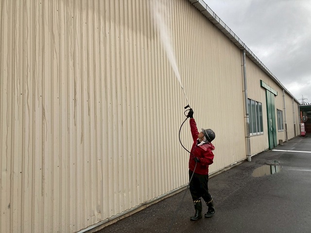 工場建物の雨樋清掃メンテナンスと同時に行った外壁洗浄