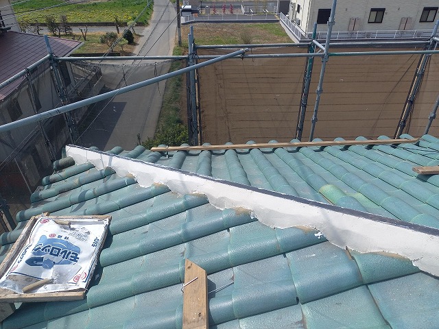 屋根棟瓦取り直し工事の漆喰塗りが完了