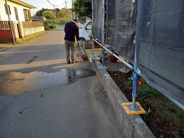 屋根棟瓦取り直し工事後の前面道路への清掃状況