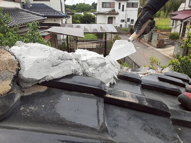 棟瓦取り直し工事で棟の土台部分に「モルロック」を盛り付けている様子