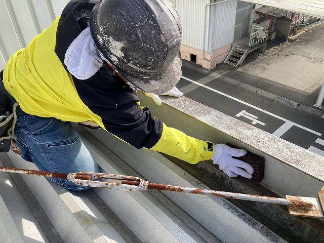 倉庫建物鉄骨塗装工事の折板屋根の鉄骨梁へのケレン処理