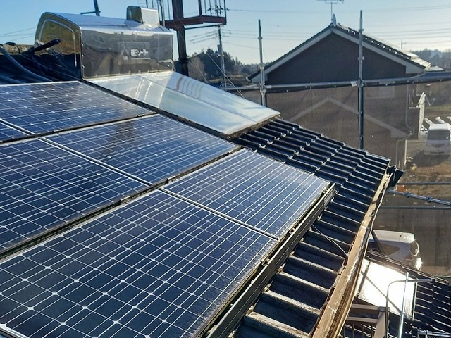 葺き替え工事を行う住宅屋根の太陽熱温水器設置状況