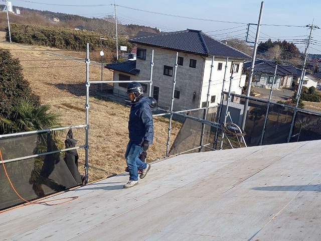屋根葺き替え工事の大屋根への野地板増し張りの様子