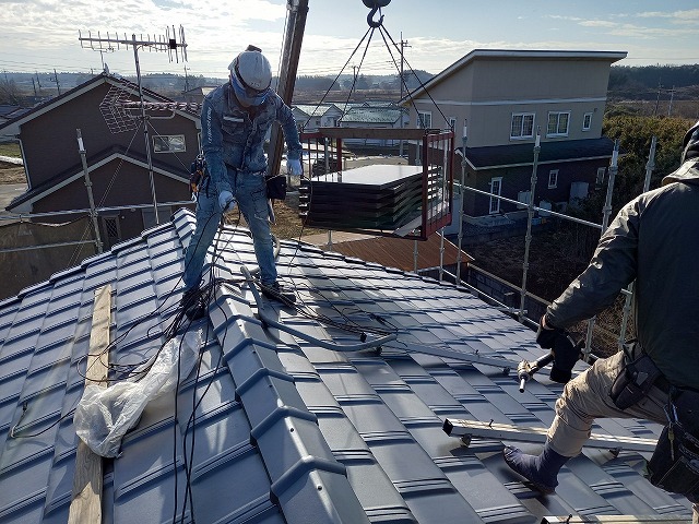 屋根葺き替え工事で太陽光パネルの搬入