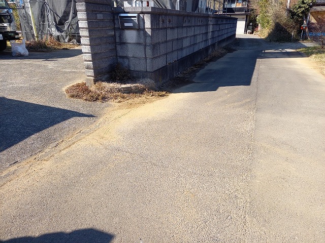 屋根葺き替え工事で前面道路の清掃が完了した状況