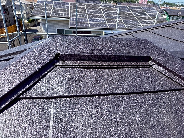 住宅屋根カバー工事の換気棟の設置が完了した状況