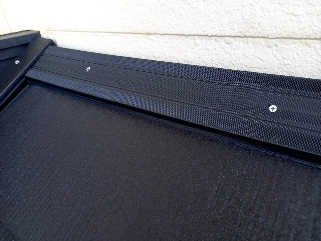 下屋根カバー工事で貫板と屋根材との間にコーキングを充填