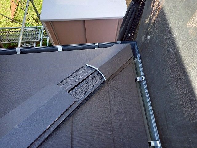 屋根カバー工事の下屋根隅棟先端への剣先取り付け