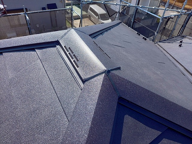 屋根カバー工事の換気棟周囲へのコーキング処理が完了