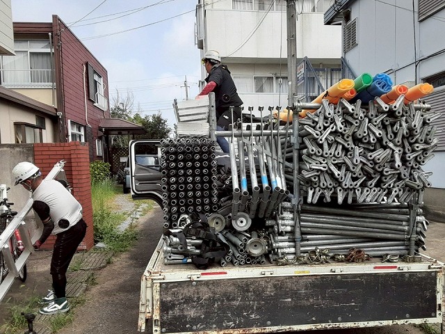 アパート建物塗装工事の足場資材降ろし