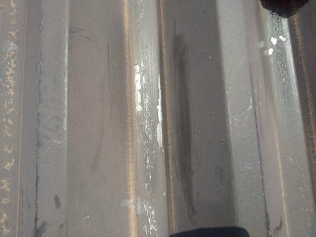 折板屋根塗装工事のケレン処理完了