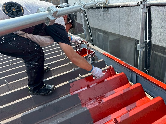 アパート折板屋根塗装工事のローラーによる下塗り