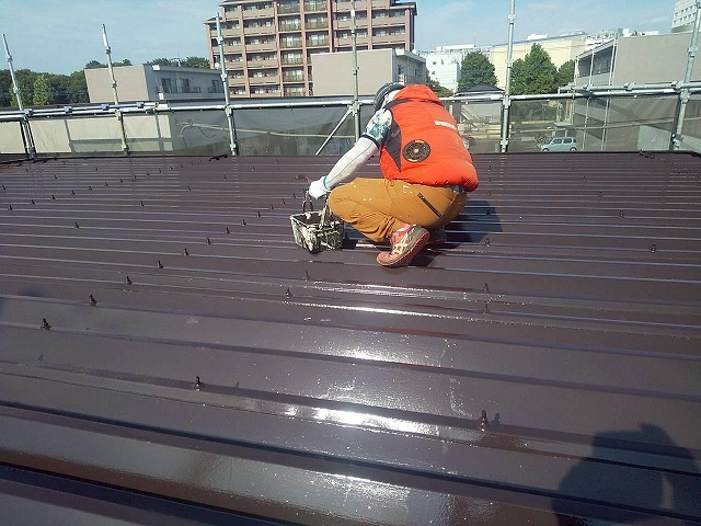 ラジカルコントロール技術で耐候性を高めた「エスケープレミアムルーフSi」を用いた上塗り