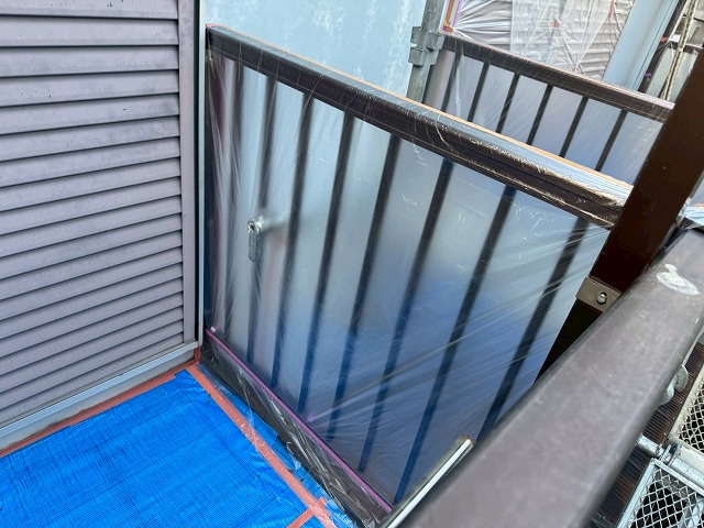 アパート金属サイディング塗装工事のベランダ手すりへの養生
