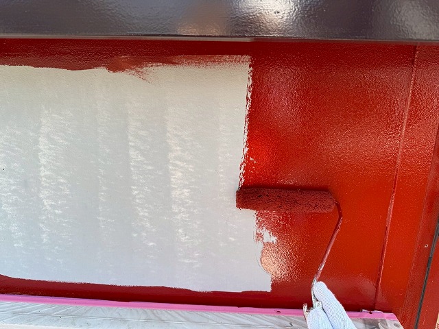 金属サイディング塗装工事のサビ止め塗料を用いたローラー下塗り