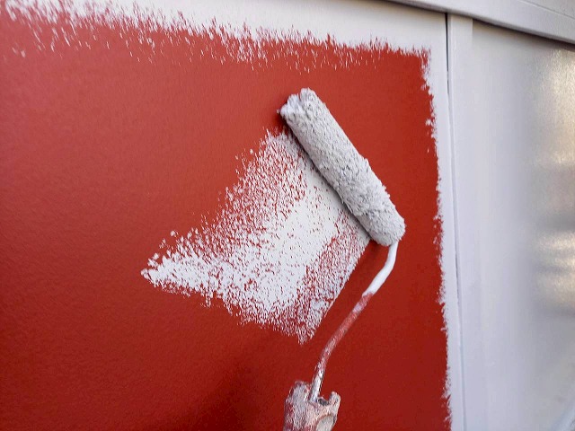 金属サイディング外壁塗装の超耐候形塗料を用いたローラー塗装