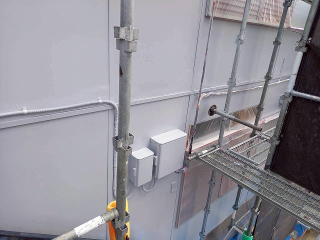 アパート外壁塗装工事の「エスケープレミアムシリコン」を用いた上塗りが完了