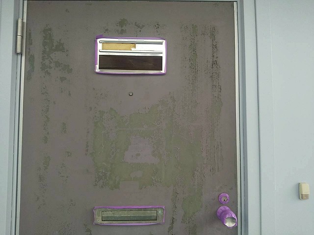 アパート玄関ドア塗装工事のケレン処理後の様子