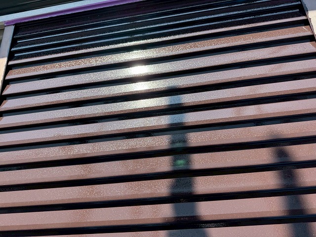 アパート建物塗装工事シャッター塗装工程の1回目塗装が完了