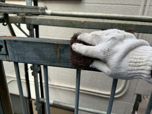 アパート外部鉄骨階段塗装工事の研磨用たわしによるケレン処理