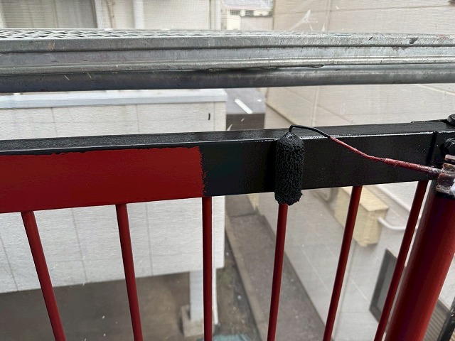 アパート外部鉄骨階段塗装工事の手すりへの中塗り