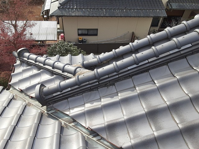 住宅屋根の下り棟や隅棟、風切丸が入り組んでいる様子