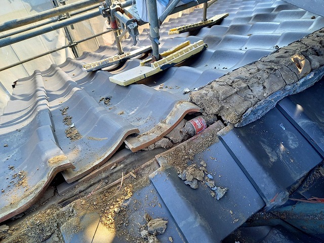 屋根葺き替え工事で下屋根の棟内に空き瓶を発見