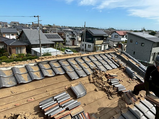 住宅屋根葺き替え工事で解体した棟瓦の仮置き状況