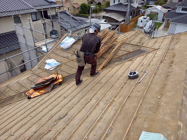屋根葺き替え工事で解体した瓦桟をまとめて処分