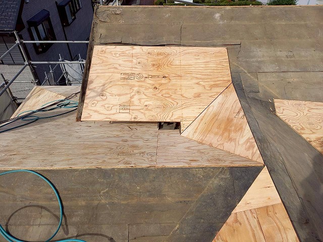 屋根葺き替え工事でカットした構造用合板を張り付け施工