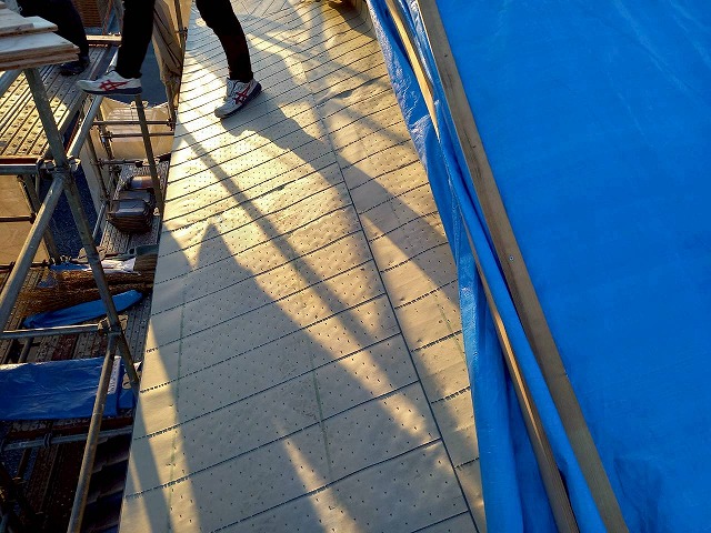 屋根葺き替え工事の下屋根への防水シート敷設状況