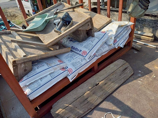 屋根葺き替え工事で使用する漆喰材