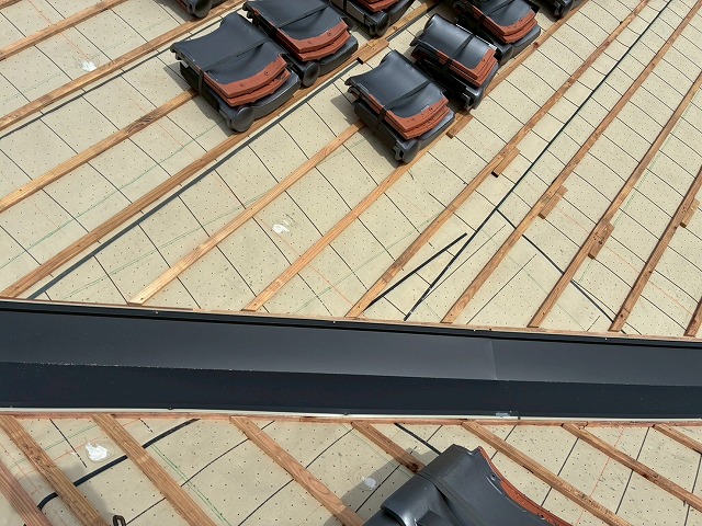 屋根葺き替え工事の谷板金ジョイント部分納まり